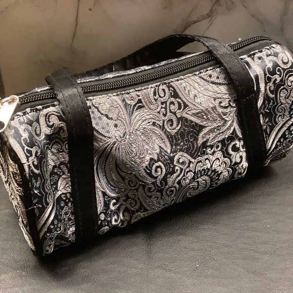 Silver and black clutch with zipper - Picture 3 of 4